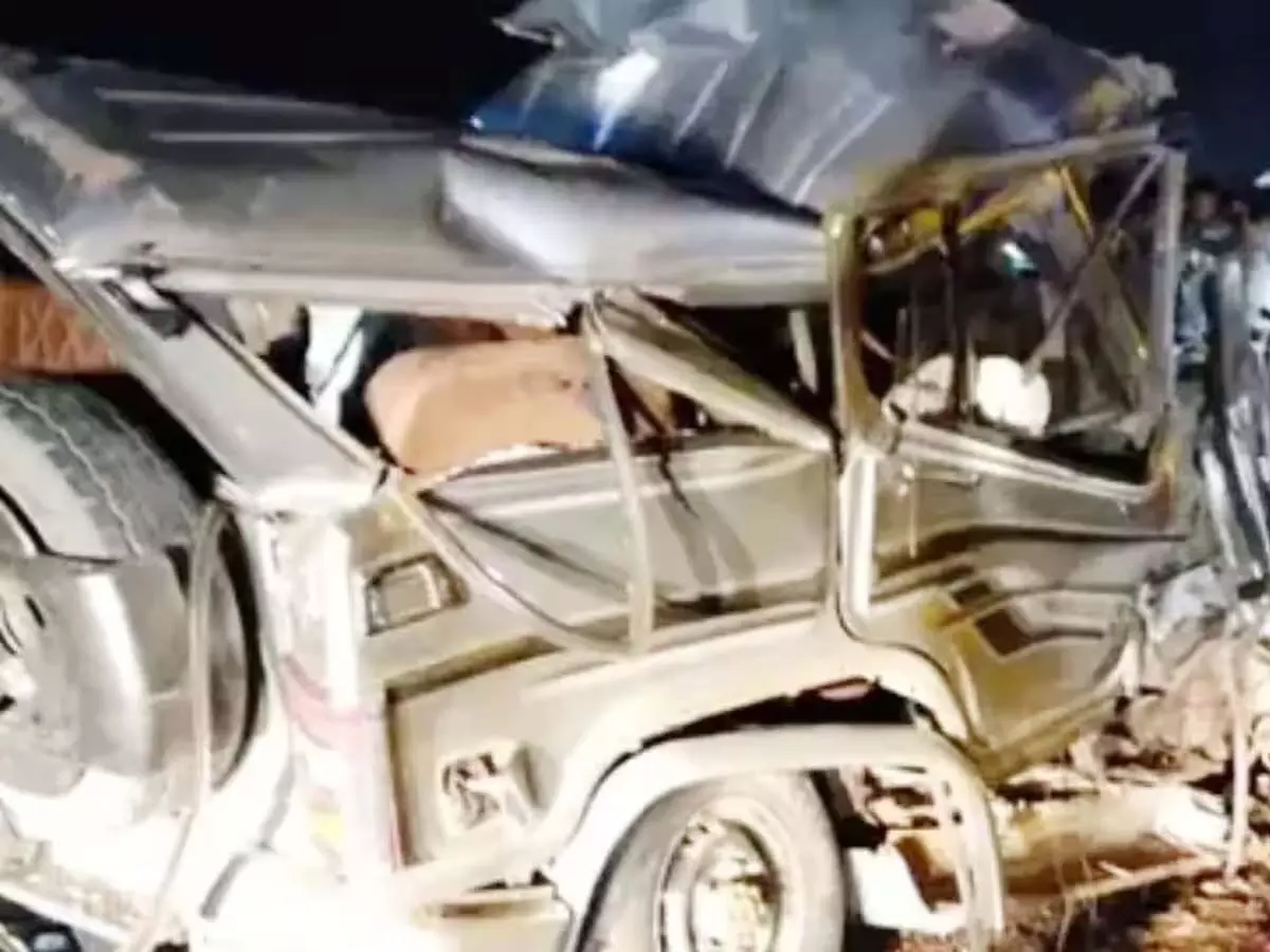 इंदौर में देर रात दर्दनाक सड़क हादसा,एसयूवी सवार आठ लोगों की मौत