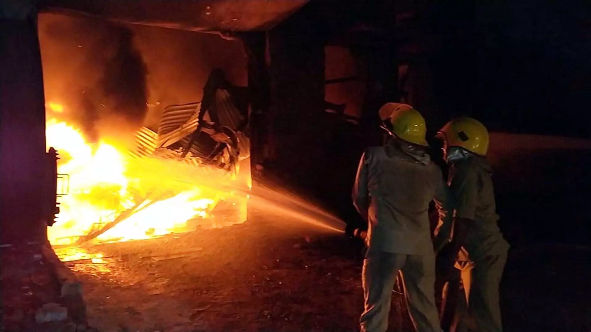 Ghaziabad : गत्ता फैक्टरी में लगी भीषण आग, हथौड़े से तोड़ा शटर