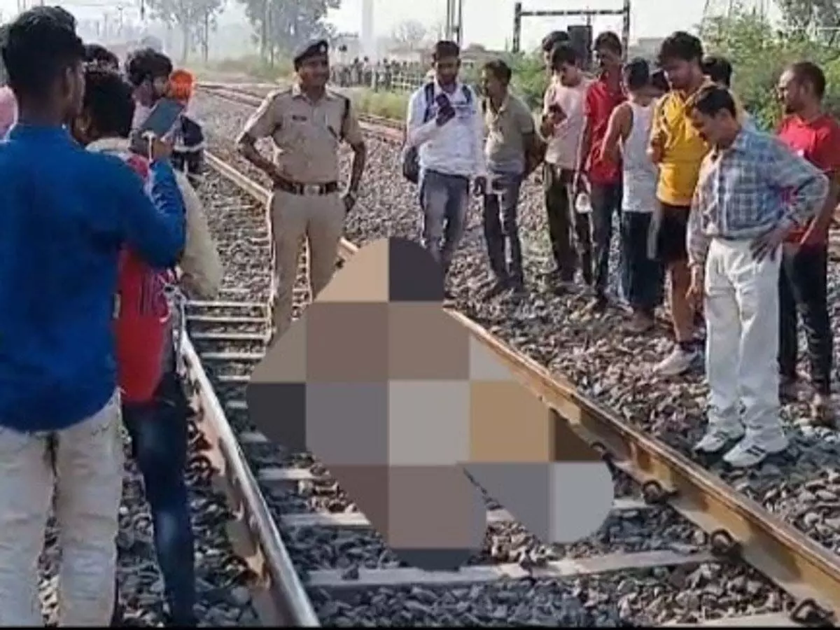 अमेठी में रेलवे ट्रैक पर अज्ञात युवक का शव मिलने से मचा हड़कंप, जांच में जुटी पुलिस