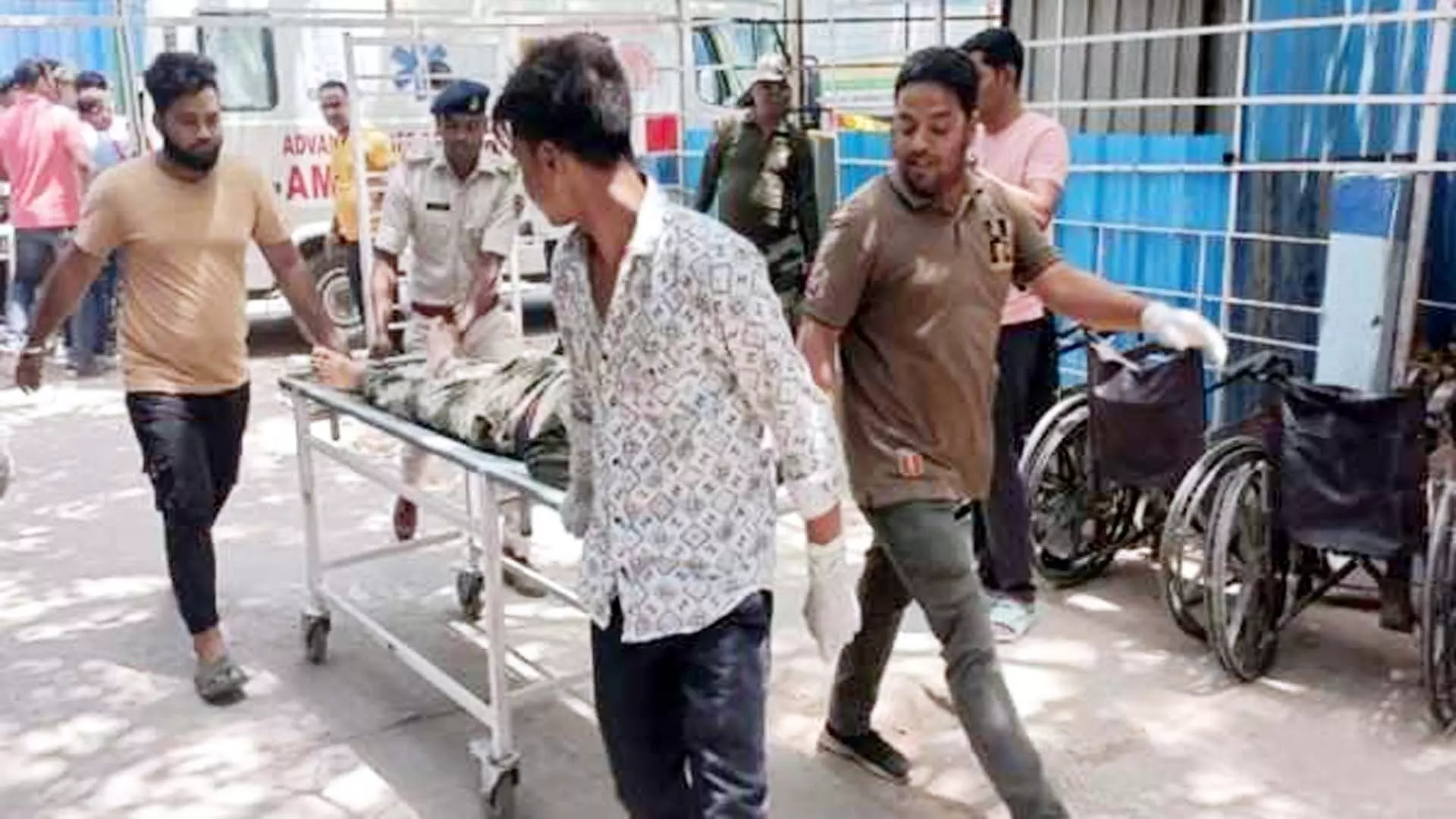 Bihar :50 जवानों से भरी बस गड्डे में पलटी ,25 जख्मी में छह को गंभीर चोट