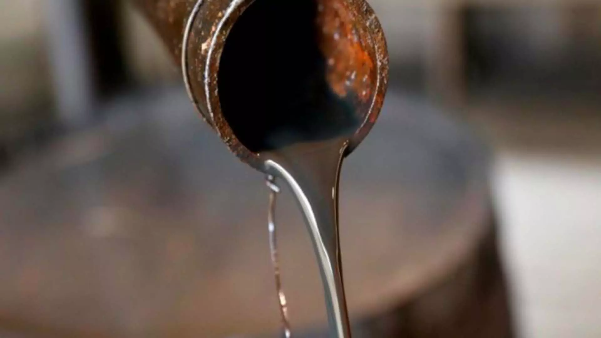 सरकार घरेलू कच्चे तेल पर अप्रत्याशित कर घटाकर 5,700 रुपये प्रति टन कर दिया