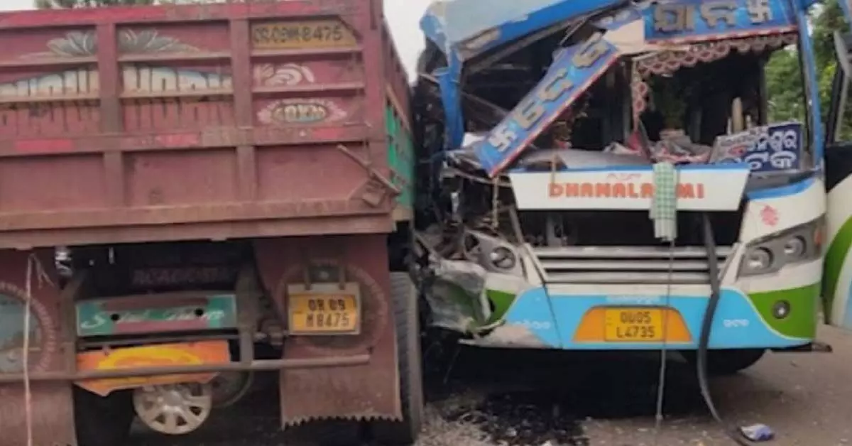 जाजपुर में सड़क हादसा, ट्रक और बस की आमने-सामने टक्कर में 11 लोग घायल