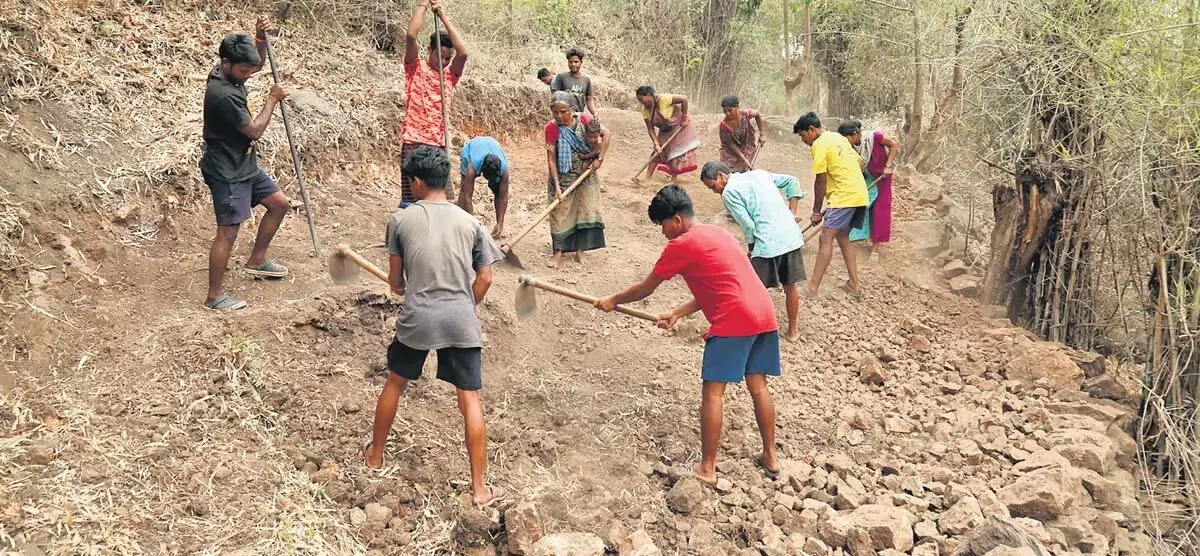 आंध्र प्रदेश में अधूरी सड़कें पहाड़ी आदिवासियों के लिए गंभीर कठिनाइयों का कारण बनती