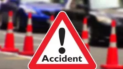 इंदौर-अहमदाबाद राजमार्ग पर एसयूवी के दूसरे वाहन से टकरा जाने से आठ लोगों की मौत हो गई, एक अन्य घायल