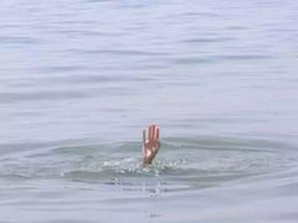 मोरबी के पास मच्छू नदी में डूबे तीन लोगों में से दो के शव बरामद कर लिए गए, तीसरे लापता व्यक्ति की तलाश जारी