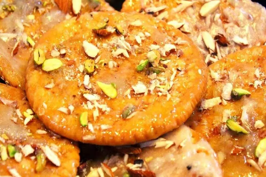 मीठी मठरी एक बहुत ही लोकप्रिय व्यंजन है, इसके साथ खाने से नाश्ता और भी हो जाता है स्वादिष्ट