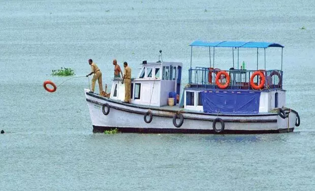 लॉन्च बोट टीले से टकराकर कृष्णा नदी में समा गई, यात्रियों को बचाया गया