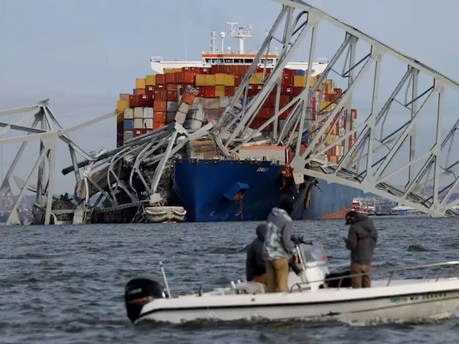 फ्रांसिस स्कॉट की ब्रिज से टकराकर दुर्घटनाग्रस्त हुए मालवाहक जहाज पर भारतीय दल