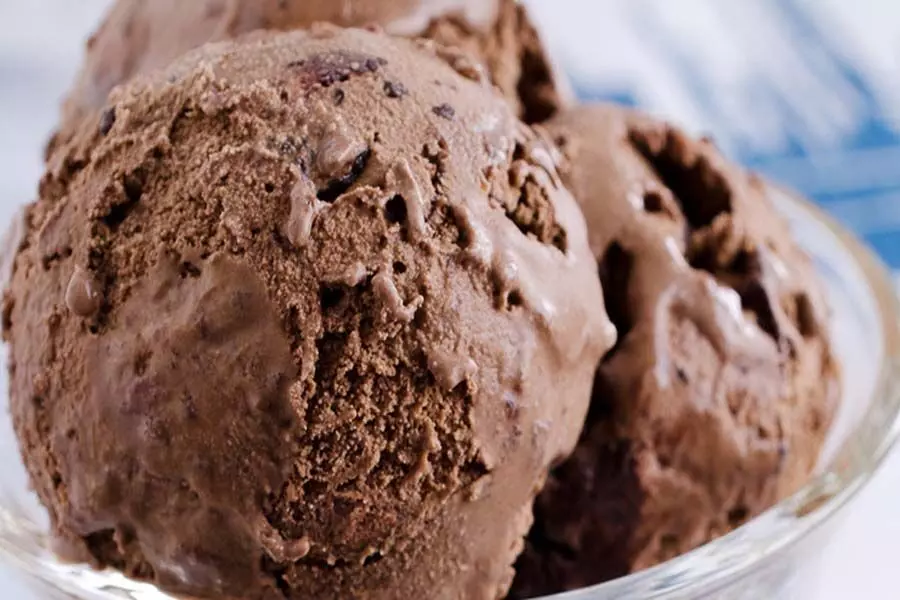 मलाईदार घर का बना चॉकलेट चिप आइसक्रीम