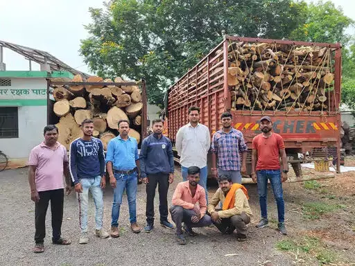 लकड़ी तस्करों पर कार्रवाई, वन विभाग ने जब्त की गाड़ियां