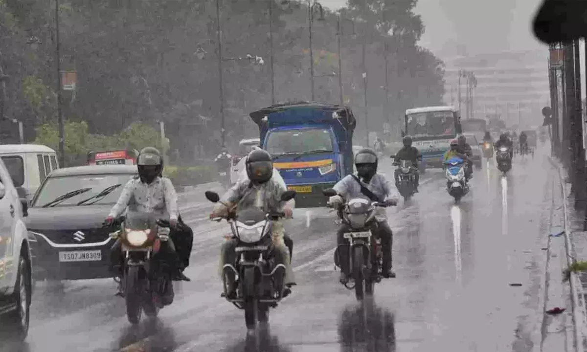 तेलंगाना के कई इलाकों में भारी बारिश हो रही है, जिससे यात्रियों को परेशानी हो रही है