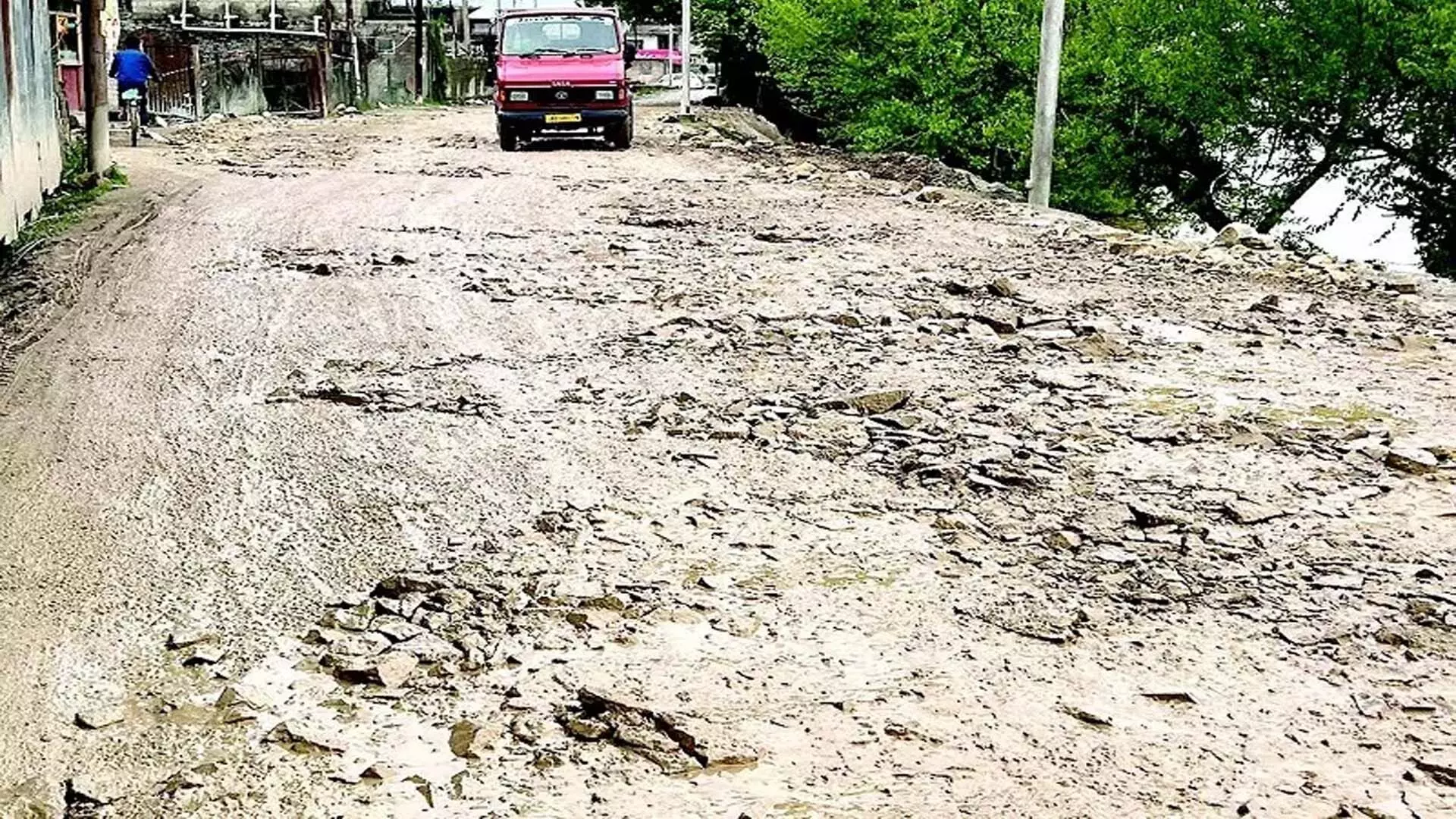 संघर्ष के कारण विश्व बैंक द्वारा हटाई गई लासजन-पुलवामा सड़क अभी भी खस्ताहाल