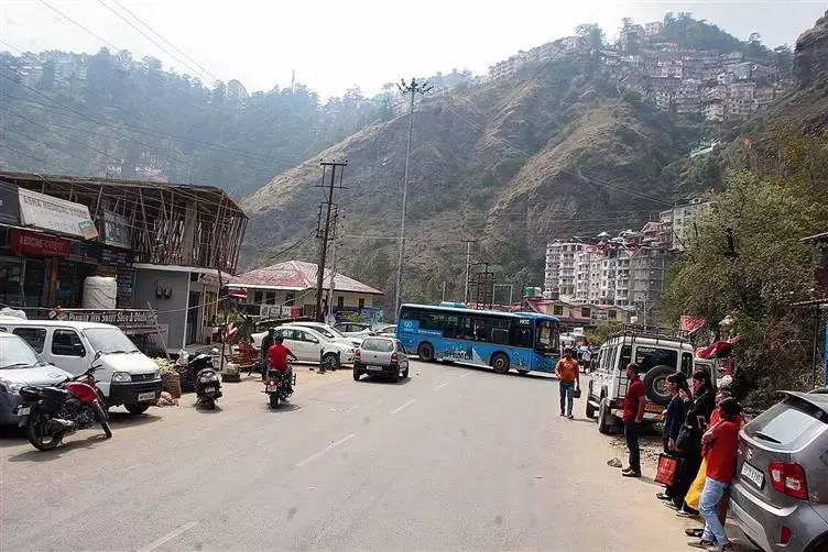 कोई रात्रि बस सेवा नहीं, स्थानीय लोगों को टैक्सियों के लिए चुकानी पड़ती है भारी रकम