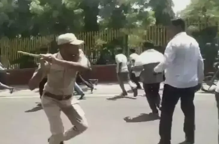 जिले में प्रदर्शन कर रहे किसानों पर पुलिस ने किया लाठियों से वार