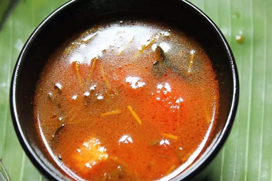 घर पर बनाएं तीखा और आरामदायक दक्षिण भारतीय स्वादिष्ट टमाटर रसम