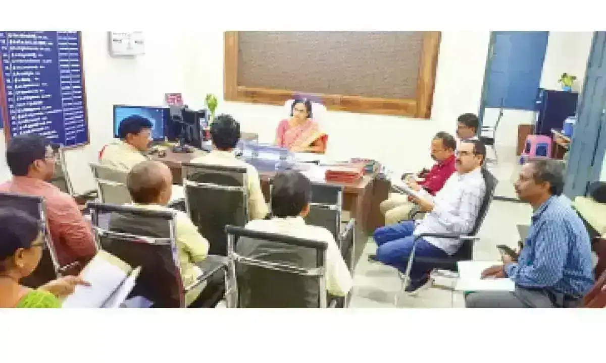 एलुरु: डीआरओ पुष्पमणि ने एसएससी, इंटर एएसई की व्यवस्थाओं की समीक्षा की