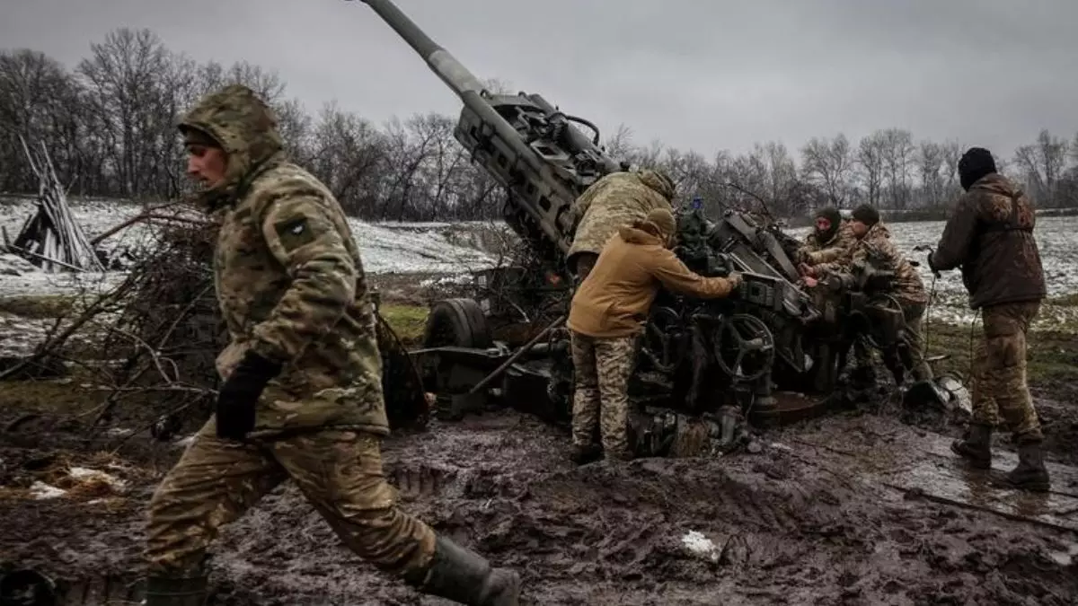 क्रीमिया पर यूक्रेनी ड्रोन हमले से सेवस्तोपोल में बिजली बाधित रिफाइनरी में आग