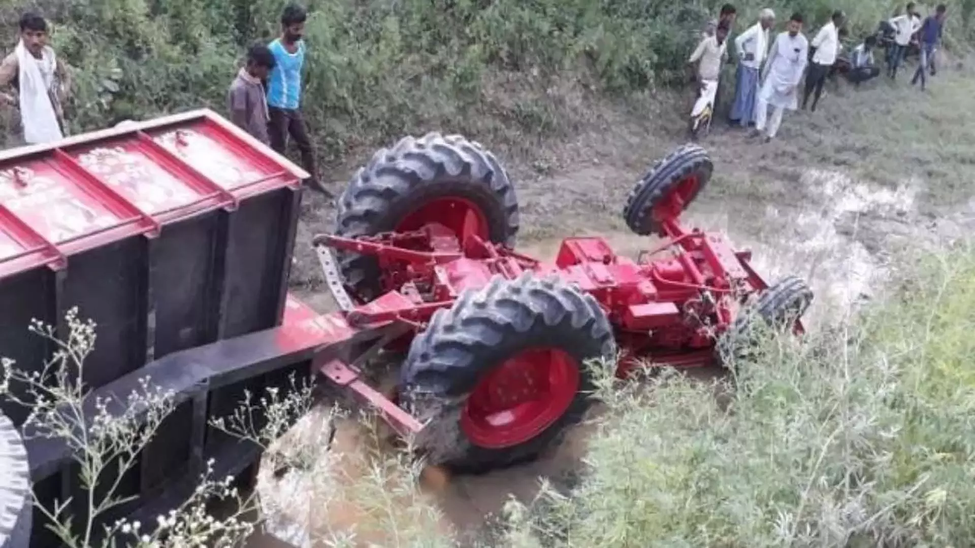 दमोह में भूसे की ट्रॉली लेने जा रहा ट्रैक्टर बेकाबू होकर पलटा, चार मजदूर दबे