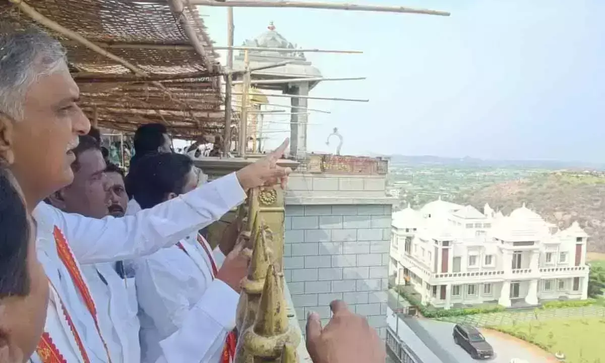 पूर्व मंत्री हरीश राव ने यदाद्री मंदिर का दौरा किया
