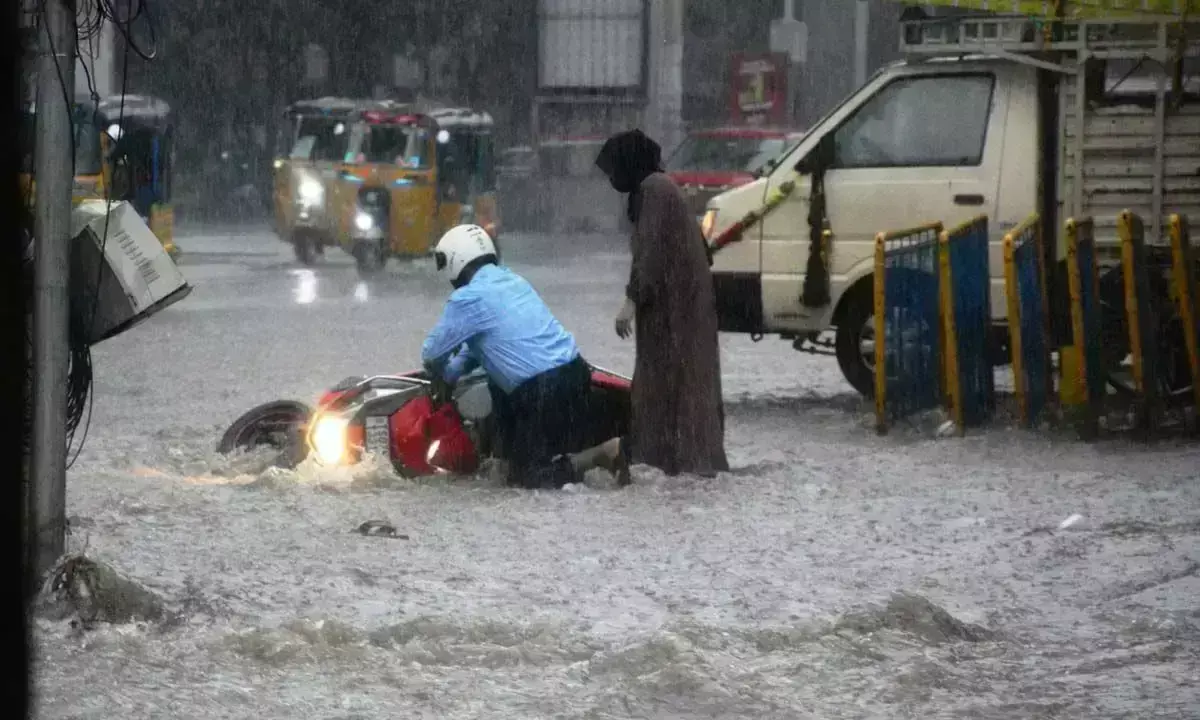 हैदराबाद में आज भारी बारिश की आशंका, लोगों को सतर्क रहने की सलाह