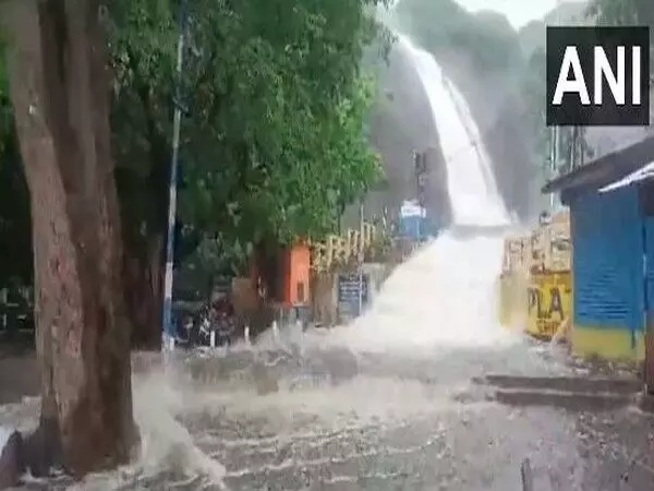तमिलनाडु के तेनकासी में पुराने कोर्टालम में अचानक आई बाढ़, 1 की मौत