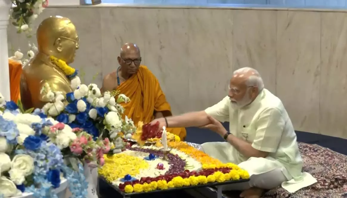 प्रधानमंत्री नरेंद्र मोदी ने बाबा साहेब अंबेडकर की प्रतिमा पर पुष्पांजलि अर्पित की