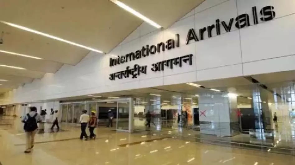 दिल्ली एयरपोर्ट पर फ्लाइट की हुई इमरजेंसी लैंडिंग, जानिए क्या है वजह
