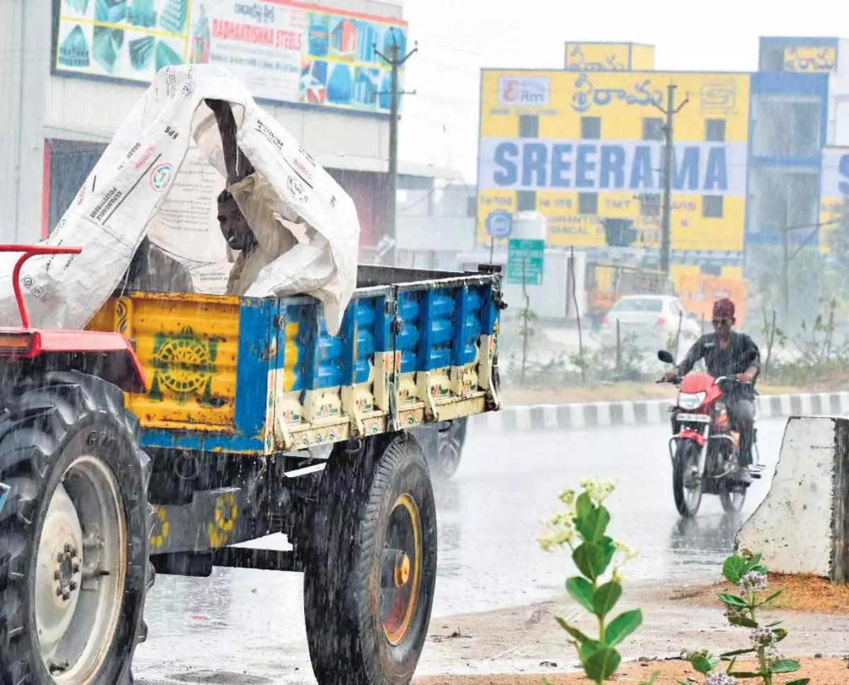 आंध्र प्रदेश में मध्यम बारिश, तूफान की संभावना