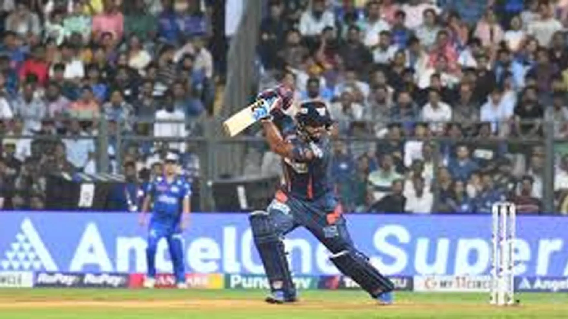 लखनऊ सुपर जाइंट्स ने वानखेड़े स्टेडियम में मुंबई इंडियंस को 18 रनों से हराया