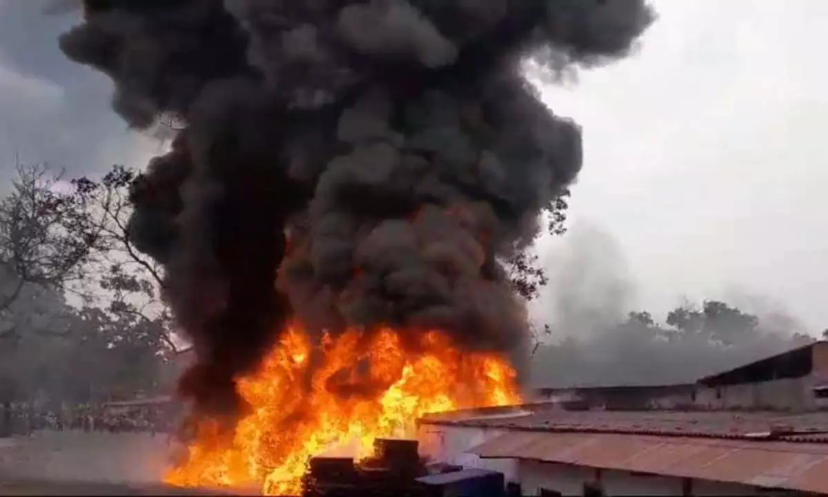 जमशेदपुर में बर्मामाइंस लकड़ी टाल में लगी भीषण आग, लाखों का नुकसान