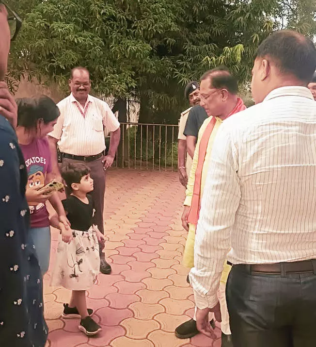 बाल मनुहार के साथ आत्मीय पल को साझा किया मुख्यमंत्री विष्णुदेव साय ने |  Chief Minister Vishnu Dev Sai shared an intimate moment with Bal Manuhar |  बाल मनुहार के साथ आत्मीय