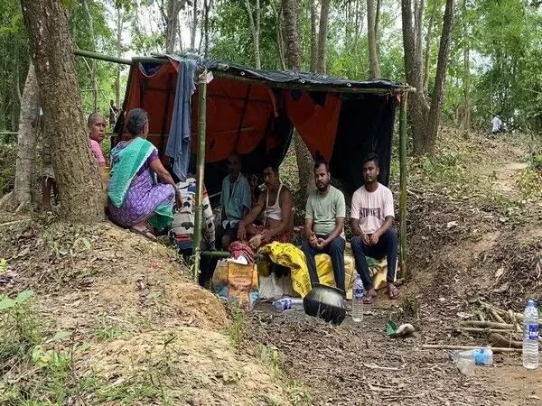 भूमिहीन होने के कारण सरकार का ध्यान आकर्षित करने के लिए त्रिपुरा के परिवार जंगल में बिताते हैं रातें