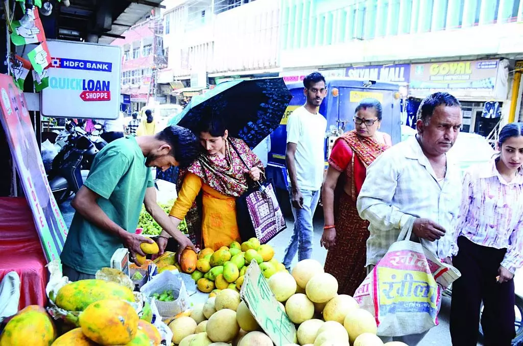 सूरज की तपिश से सूखने लगे लोगों के गले