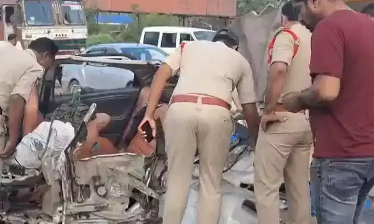 अनंतपुर जिले में एक भीषण सड़क दुर्घटना में चार लोगों की मौत हो गई