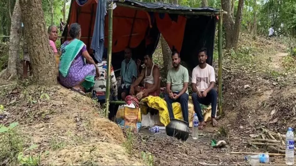 भूमिहीन होने के कारण सरकार का ध्यान आकर्षित करने के लिए त्रिपुरा के परिवार जंगल में रातें बिताते
