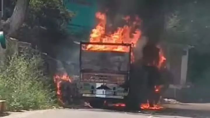 चलती ट्रक में लगी भीषण आग, मौके पर पहुंची पुलिस