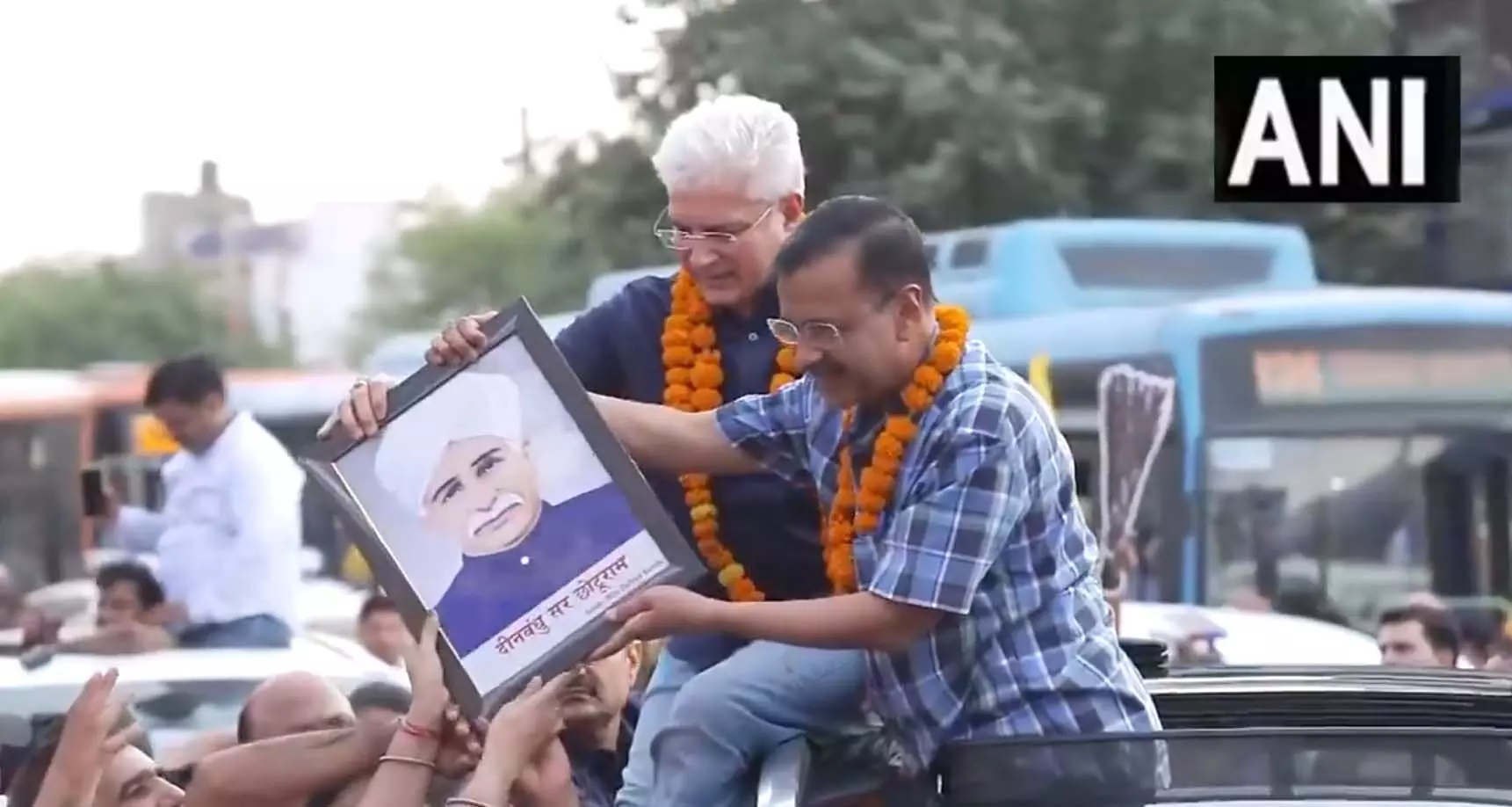 मुख्यमंत्री अरविंद केजरीवाल ने नजफगढ़ में किया रोड शो, देखें VIDEO...