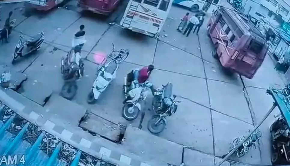 जब पुलिस ने तत्काल घेराबंदी की, बाइक को छोड़कर भागने के लिए मजबूर हुआ चोर