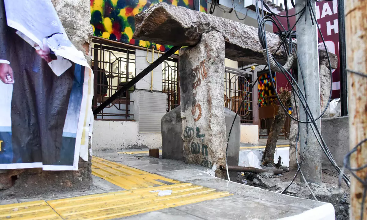 कोप्पल में शौचालय की इमारत गिरी, 2 की मौत, एक घायल