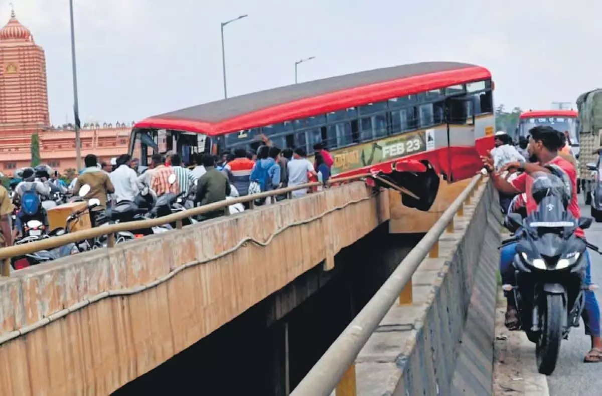 केएसआरटीसी बस हवा में रुकी, बाल-बाल बचे यात्री