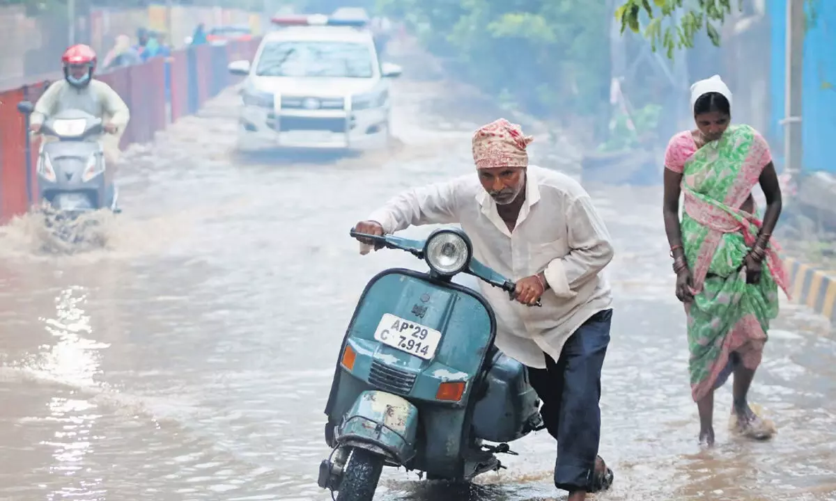 हैदराबाद के कुछ हिस्सों में अल्पकालिक तीव्र बारिश के कारण तापमान में गिरावट आई