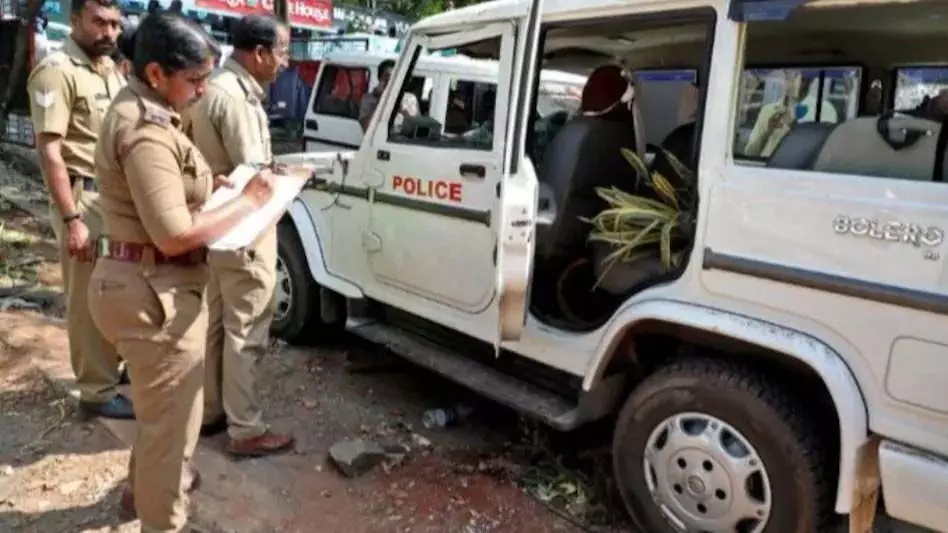 कोलकाता में टीएमसी नेता पुलिस हिरासत में, नाबालिग लड़की से छेड़खानी का लगा आरोप