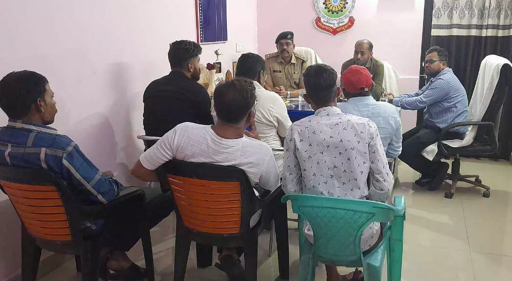 यातायात पुलिस ने मालवाहक, वाहन मालक और यूनियन अध्यक्ष की ली मिटिंग