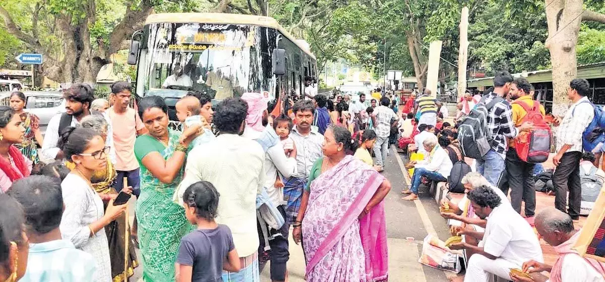 मतदान के बाद तिरुमाला में तीर्थयात्रियों की भीड़ फिर से शुरू