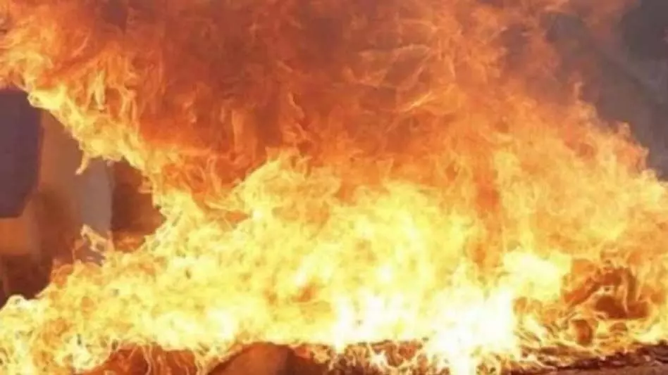 कासगंज में कपडे से भरा वाहन में लगी आग, दमकल कर्मियों ने आग पर पाया काबू