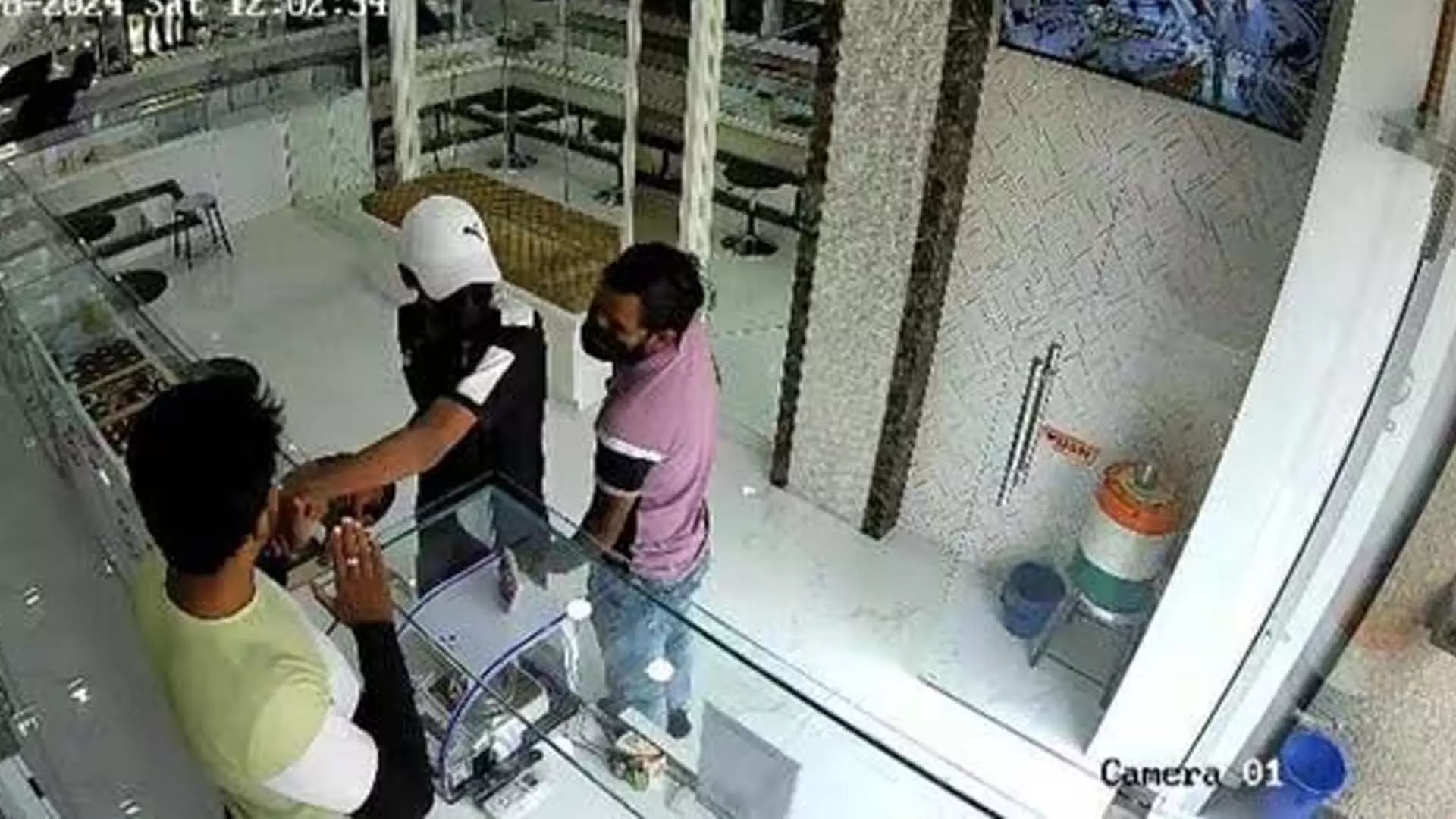 5 लोगों ने दिनदहाड़े डकैती कर दुकान से ₹21 लाख के आभूषण चुरा लिए