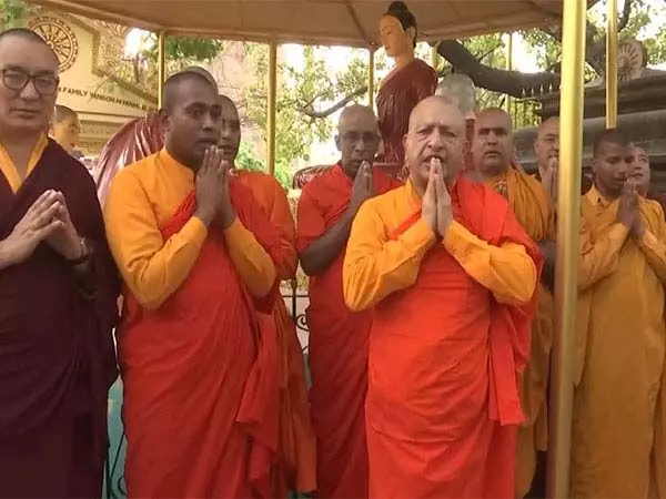 बौद्ध भिक्षुओं ने पीएम मोदी को आशीर्वाद दिया और उनकी प्रशंसा करते हुए उन्हें बौद्ध संरक्षक बताया