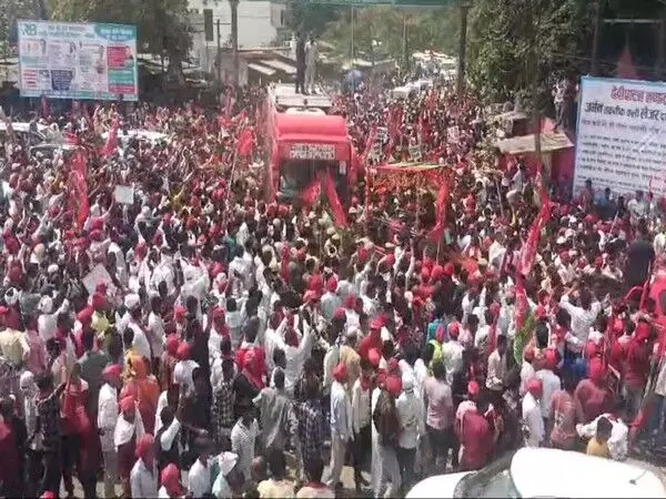 लोकसभा चुनाव: डिंपल यादव ने गोंडा में सपा उम्मीदवार के समर्थन में रोड शो किया