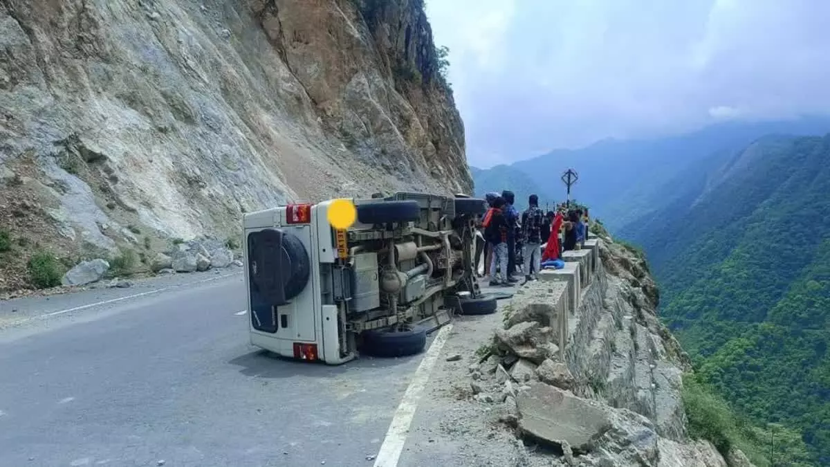 बदरीनाथ दर्शन के लिए जा रहा वाहन हुआ हादसे का शिकार, तीन यात्री घायल