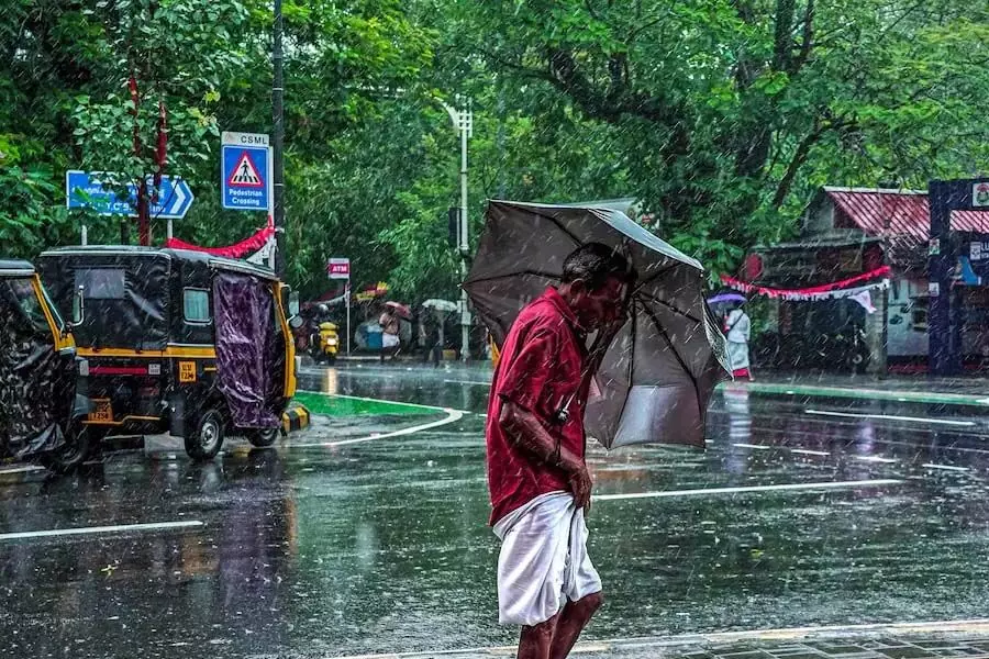 भारी बारिश के पूर्वानुमान के बीच केरल के 4 जिलों में रेड अलर्ट जारी